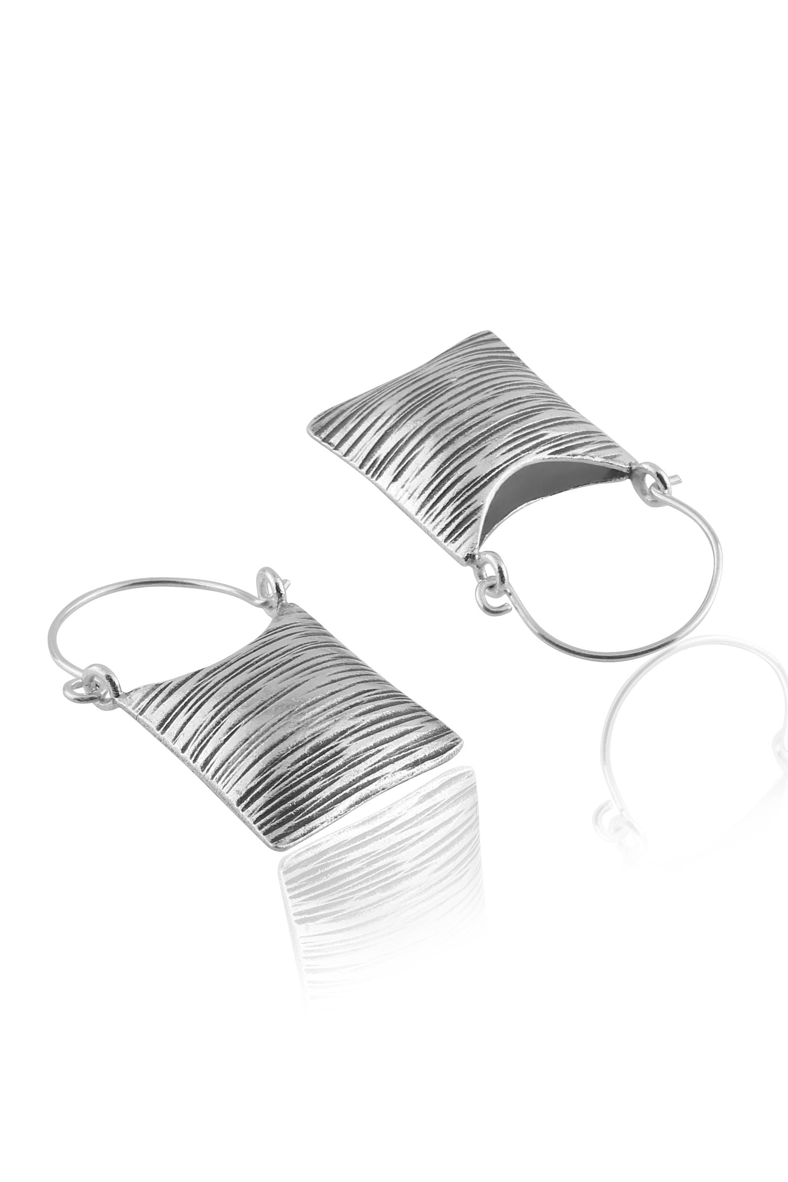 Mohnaa Basket Earring