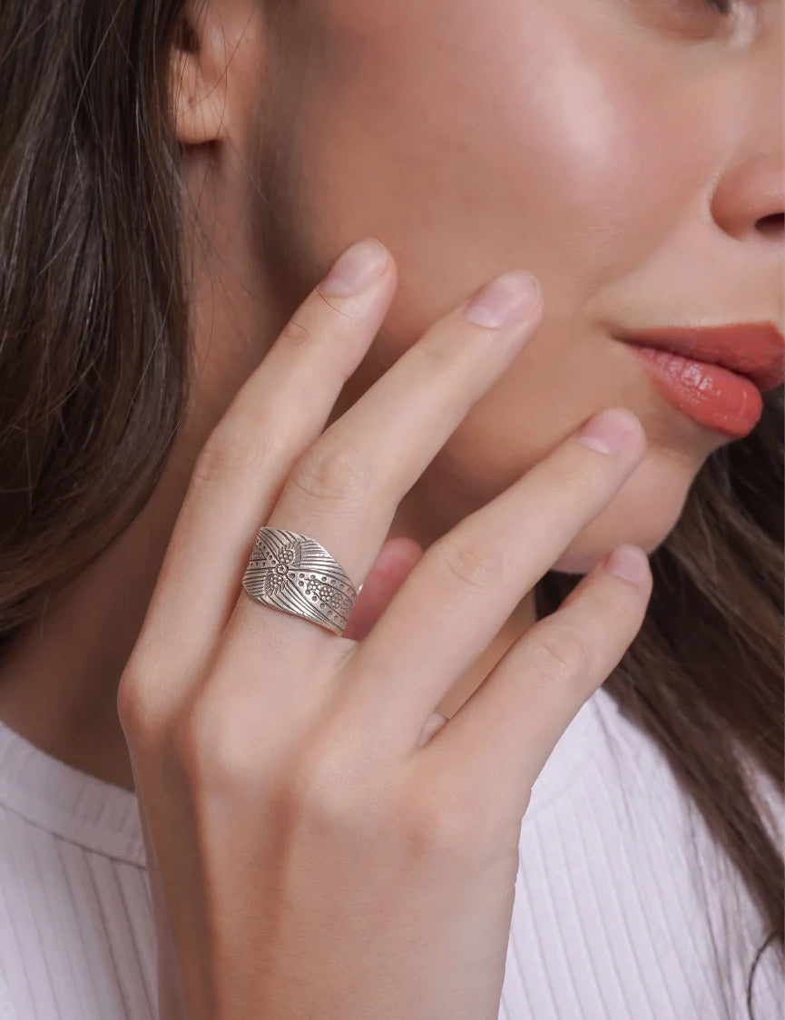 Mohnaa Sea wave thumb ring